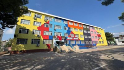 Osmangazi Belediyesi ilçede bulunan okulları güzelleştirmeye devam ediyor. İlk fırçasını