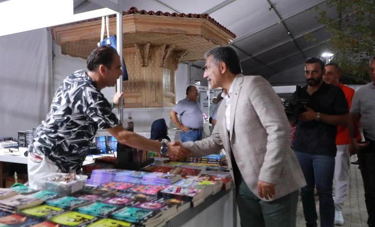 Sözcüklerin Rotası sloganıyla her yıl Gemlikli kitapseverlerin buluşma noktası olan