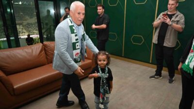 BABASI ÇALIŞTIĞI İÇİN BURSASPOR MAÇINA GİDEMEYECEĞİNİ DÜŞÜNÜP GÖZYAŞLARI DÖKEN KÜÇÜK