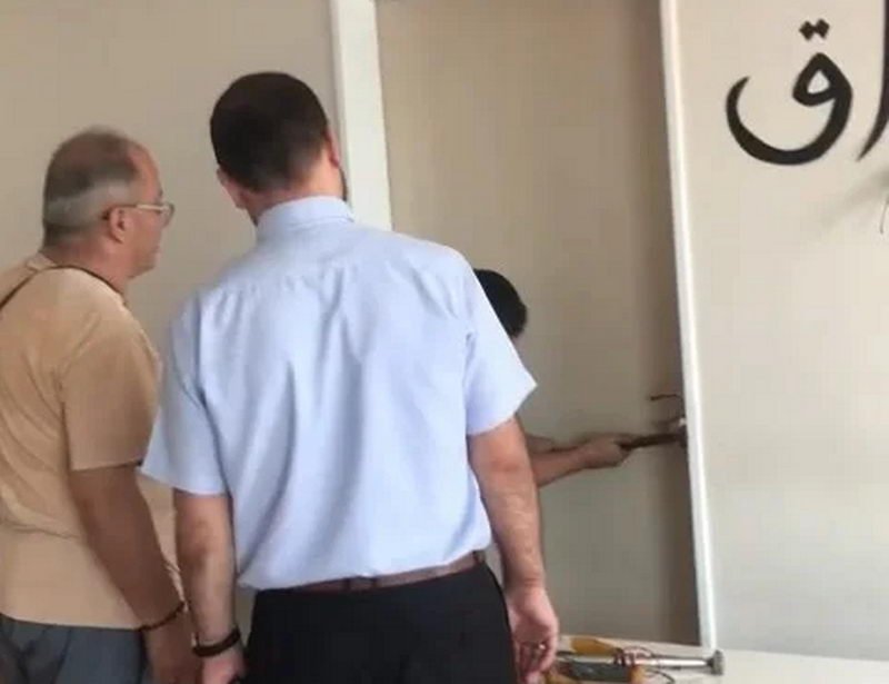 BURSA'DA OKULDA MÜDÜR YARDIMCISININ KULLANDIĞI ÖNE SÜRÜLEN ODANIN KAPISINI KIRDIĞI