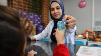 Ankara Büyükşehir Belediyesi’nin sosyal yardım alan ailelerin ilkokula giden çocuklarına