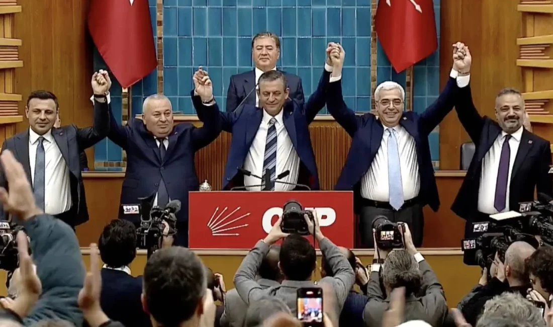 CHP grup toplantısı Özgür Özel’in kürsüye çıkmasıyla başladı. Özel’in kürsüye