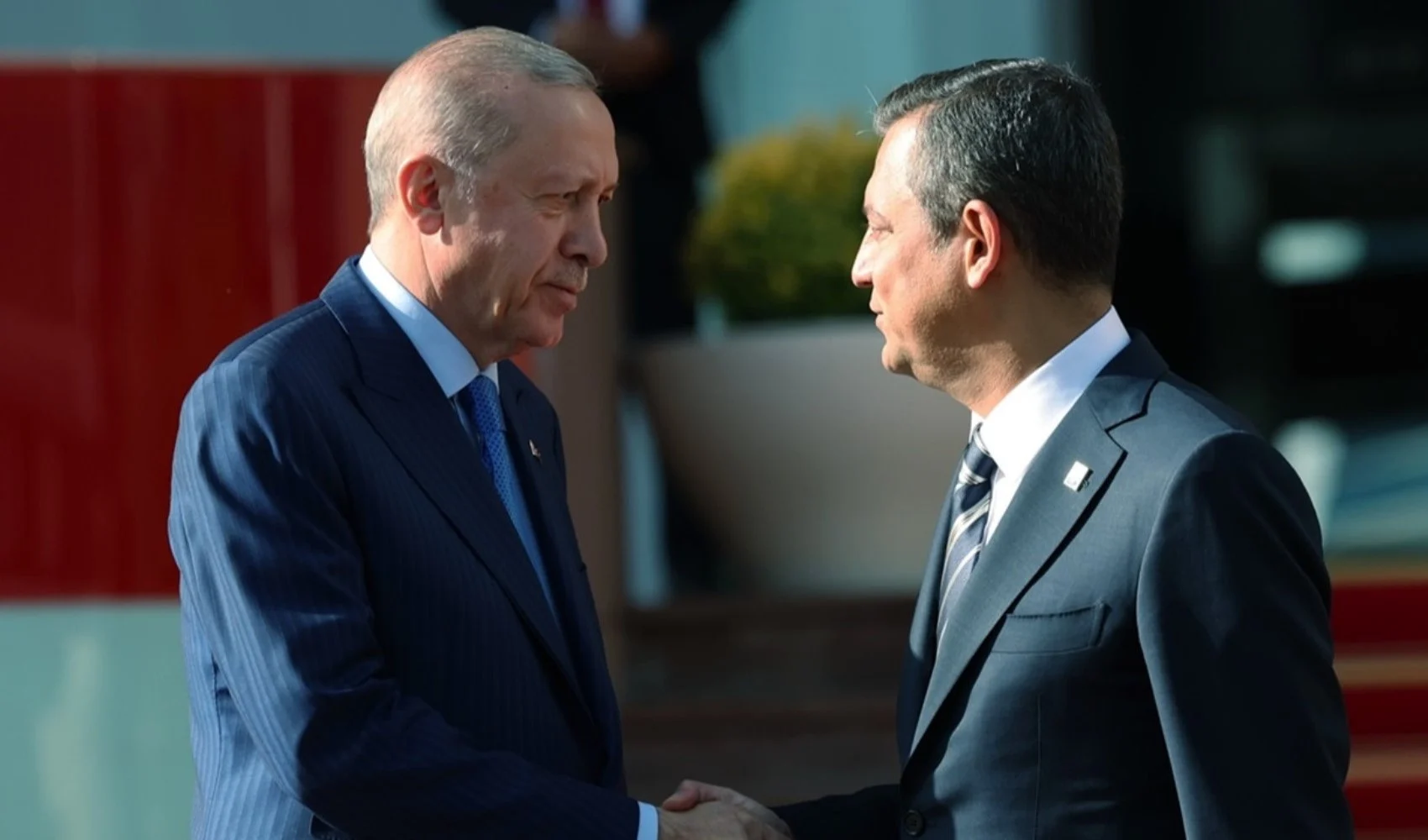 Hürriyet yazarı Abdulkadir Selvi, iki araştırma şirketinin anket sonuçlarını paylaşarak