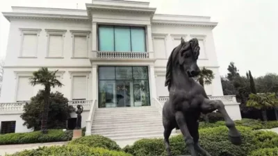 Hacı Ömer Sabancı’nın torunu olduğunu iddia eden Sevilay Sabancı Çınar,