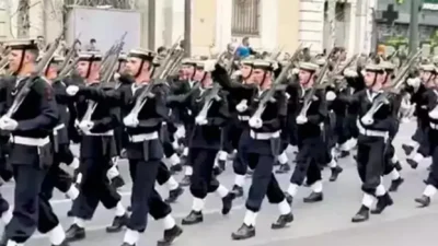 Atina’daki resmi geçit töreninde Türkiye aleyhine slogan atan Yunan deniz