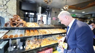 İçişleri Bakanı Ömer Bolat, boykot çağrılarına karşılık Ankara’da alışveriş yaptı.