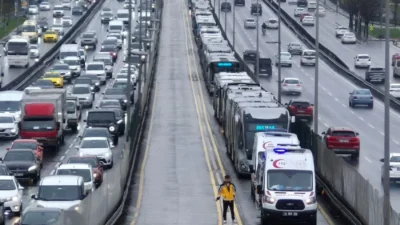 Avcılar’da durakta bekleyen bir metrobüse arkadan çarpan başka bir metrobüs