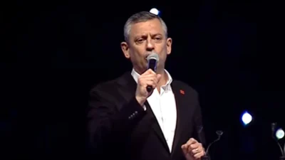 Cumhuriyet Halk Partisi Genel Başkanı Özgür Özel, Beylikdüzü’nde toplanan kalabalığa