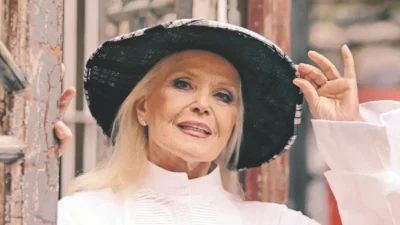 Müzisyen Onur Akay, usta sanatçı Gönül Yazar’ın sağlık sorunları nedeniyle