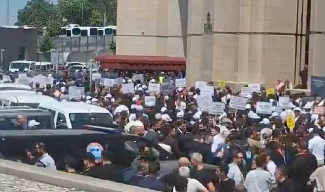 Ekrem İmamoğlu’nun avukatı Mehmet Pehlivan’ın tutuklanmasına tepki gösteren yüzlerce avukat,