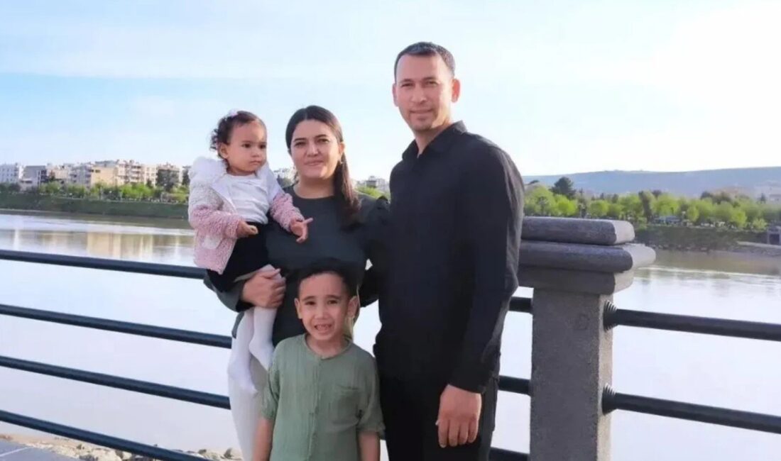 Denizli’nin Merkezefendi ilçesinde bir polis memuru, ailesini uykudayken tabancayla öldürdü.