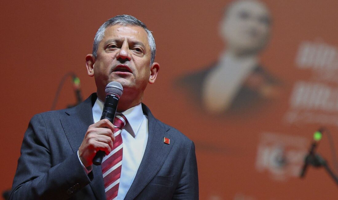 CHP Adana Gençlik Kolları üyeleri, tutuklu Adana Büyükşehir Belediye Başkanı