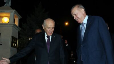 AKP Genel Başkanı ve Cumhurbaşkanı Erdoğan’ı konutunun kapısında karşılayan Bahçeli,