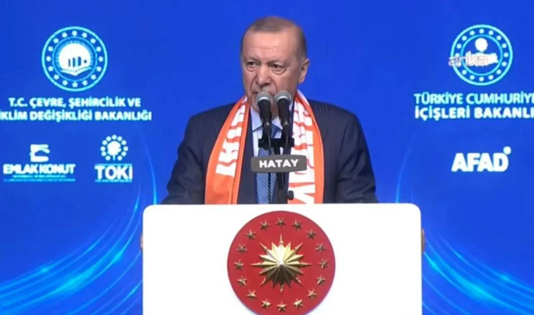 Hatay’daki deprem konutlarının teslim töreninde Cumhurbaşkanı Erdoğan, ev sahiplerine anahtarlarını