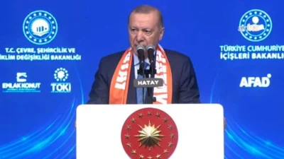 Hatay’daki deprem konutlarının teslim töreninde Cumhurbaşkanı Erdoğan, ev sahiplerine anahtarlarını