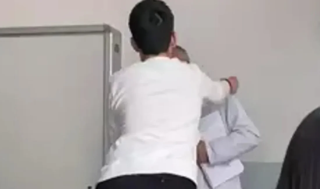 Ankara’da Kocatepe Mimar Kemal Anadolu Lisesi’nde öğrencilerin 61 yaşındaki fizik