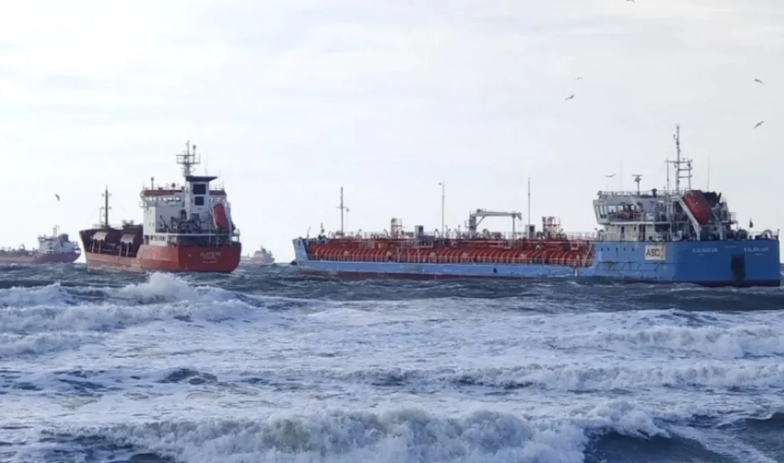 İstanbul Bakırköy Florya açıklarında biri Türk, diğeri Azerbaycan bandıralı iki