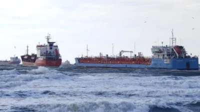 İstanbul Bakırköy Florya açıklarında biri Türk, diğeri Azerbaycan bandıralı iki