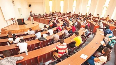 Üniversitelerde yoklama süreçleri artık dijital platformlara taşınıyor. QR kod ve