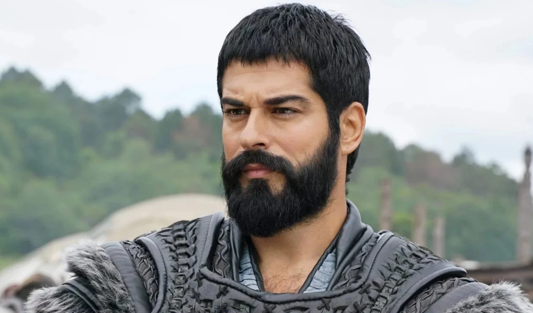 Burak Özçivit’in toplam servetinin 1 milyar TL’yi geçtiği öne sürülürken,