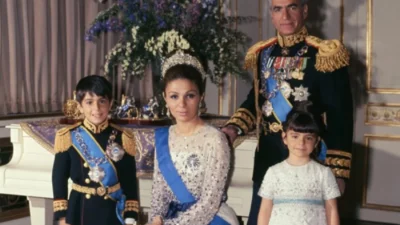 İsrail ve ABD’nin saldırıları altındaki İran’da rejimin geleceği tartışılırken 1979’daki