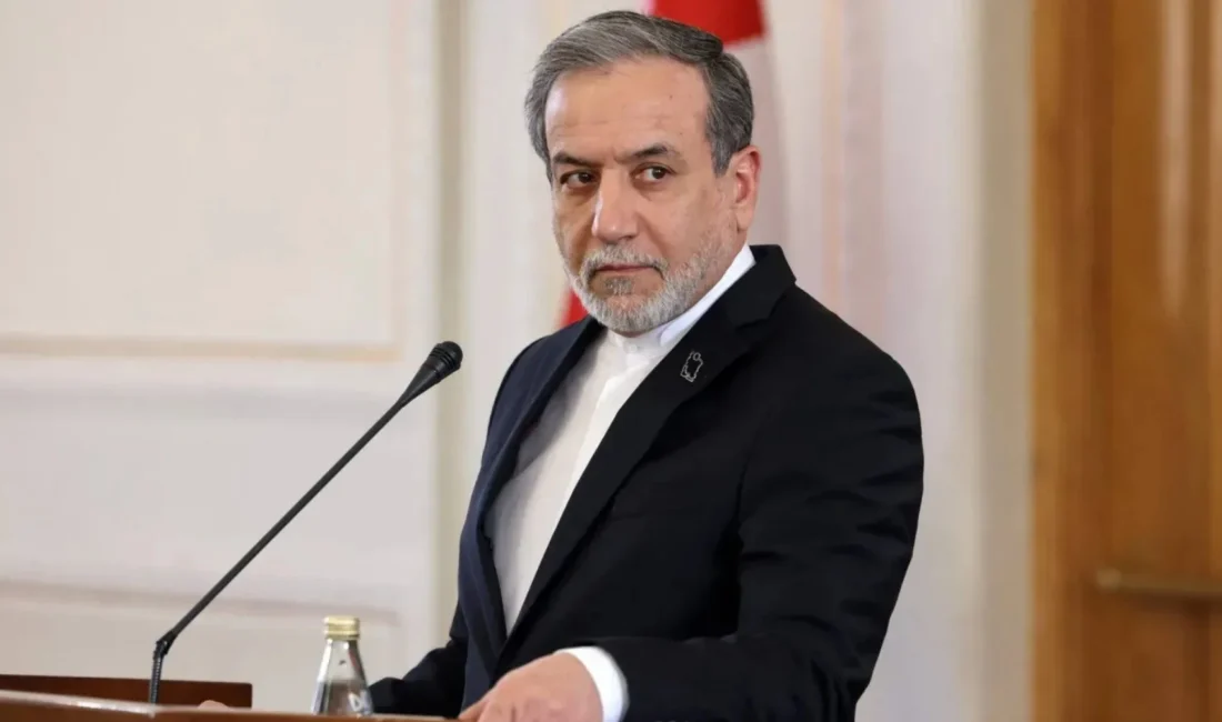 İran Dışişleri Bakanı Abbas Arakçi, bir banka şubesinin çalışanlarla doluyken