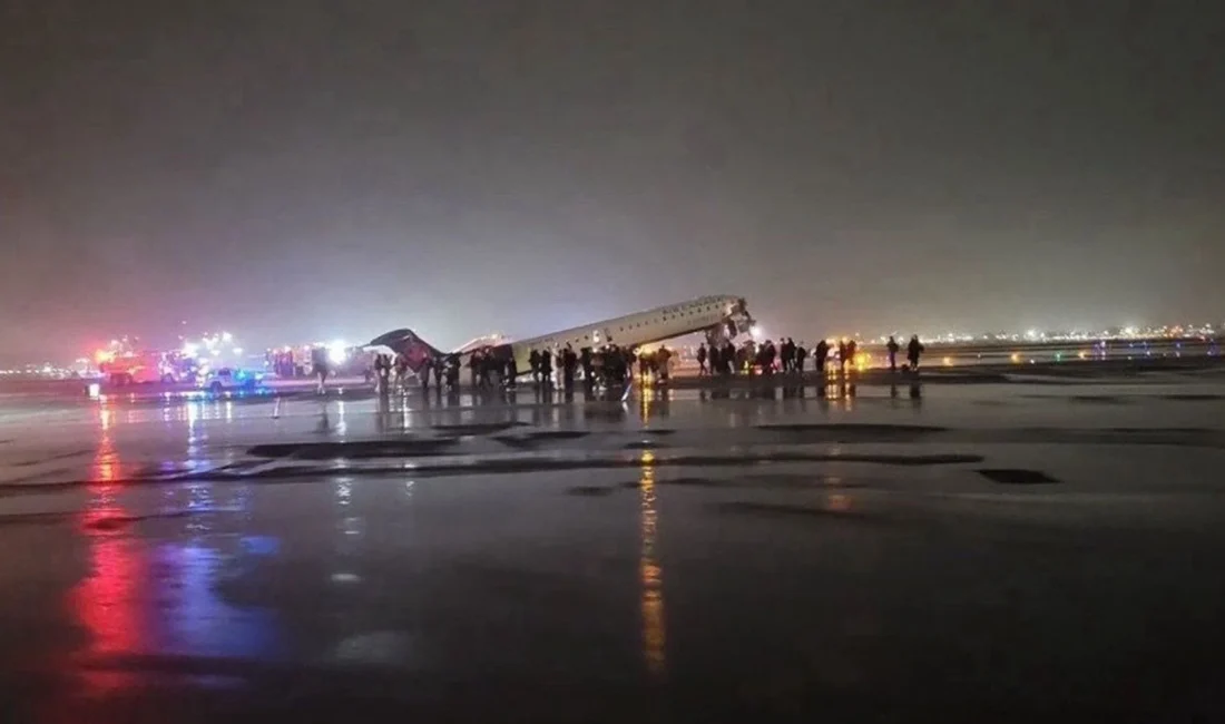 New York’taki LaGuardia Havalimanı’nda yolcu uçağı ile itfaiye aracının çarpıştığı