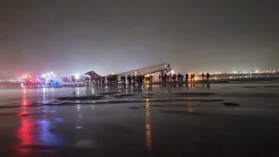 New York’taki LaGuardia Havalimanı’nda yolcu uçağı ile itfaiye aracının çarpıştığı