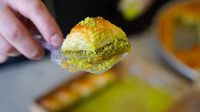 Baklavacı Faruk Güllü ismiyle anılan ünlü baklava markası, yaklaşık 10