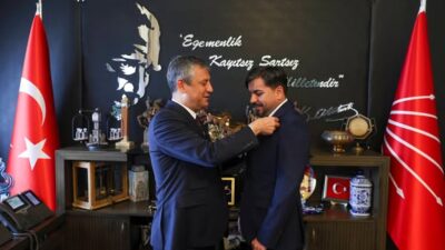 Arif Kocabıyık. Sokak röportajları ile tanınan aktivist. Cumhuriyet Halk Partisine