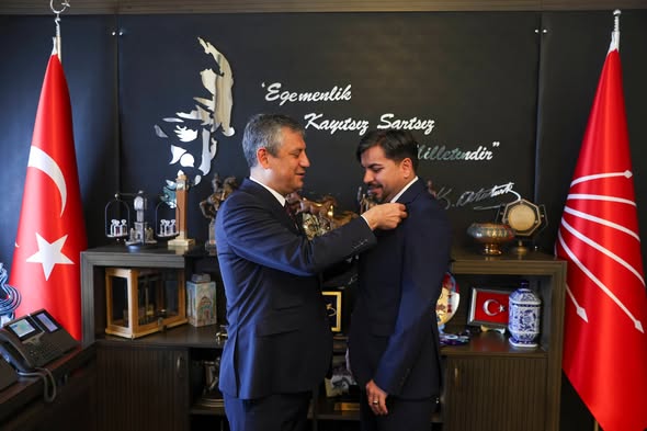 Arif Kocabıyık. Sokak röportajları ile tanınan aktivist. Cumhuriyet Halk Partisine