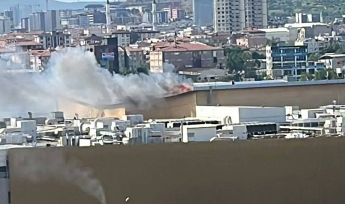 Pendik’teki bir alışveriş merkezinin çatısında çıkan yangın kısa süreli panik