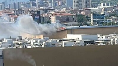 Pendik’teki bir alışveriş merkezinin çatısında çıkan yangın kısa süreli panik