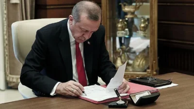 Resmi Gazete’de yayımlanan karara göre, İstanbul Bilgi Üniversitesi kapatıldı. Resmi