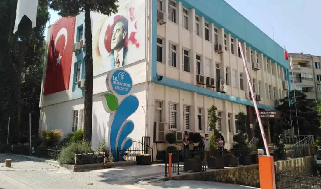 Denizli’de Merkezefendi Belediyesi’ne yönelik düzenlenen operasyonda Belediye Başkan Yardımcısı Emrah