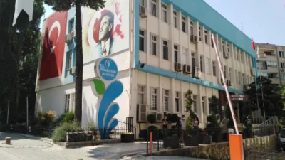 Denizli’de Merkezefendi Belediyesi’ne yönelik düzenlenen operasyonda Belediye Başkan Yardımcısı Emrah