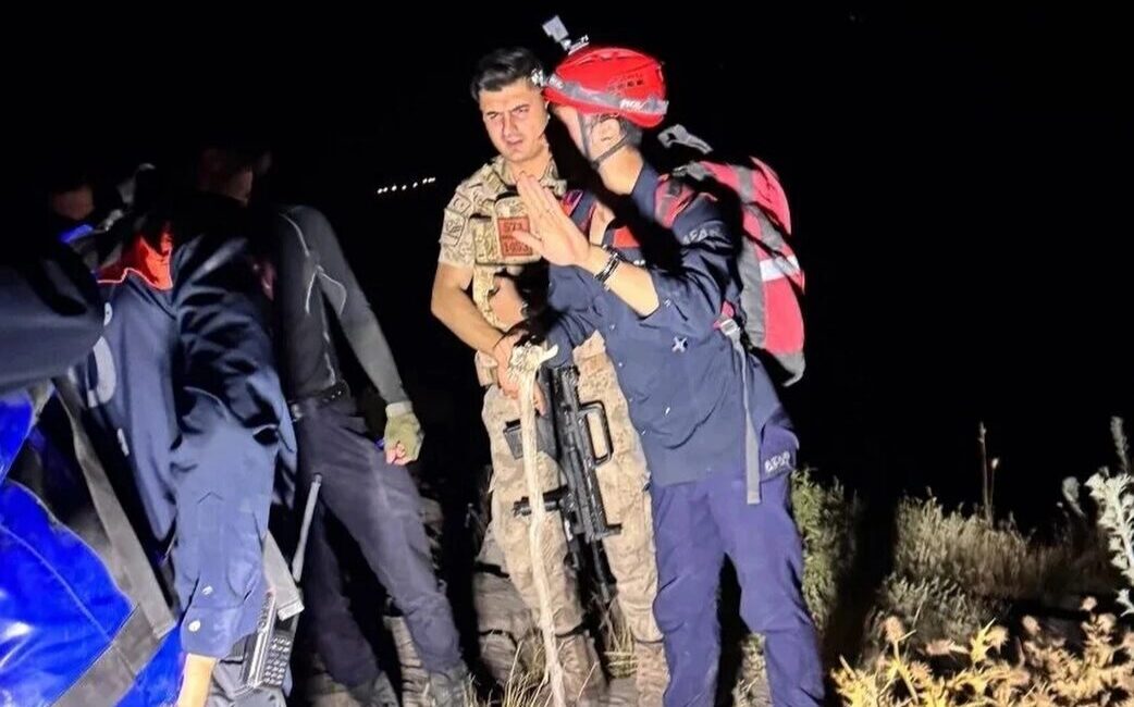 AFAD, Şırnak'ın Silopi ilçesinde dağlık alanda mahsur kalan iki vatandaşın,