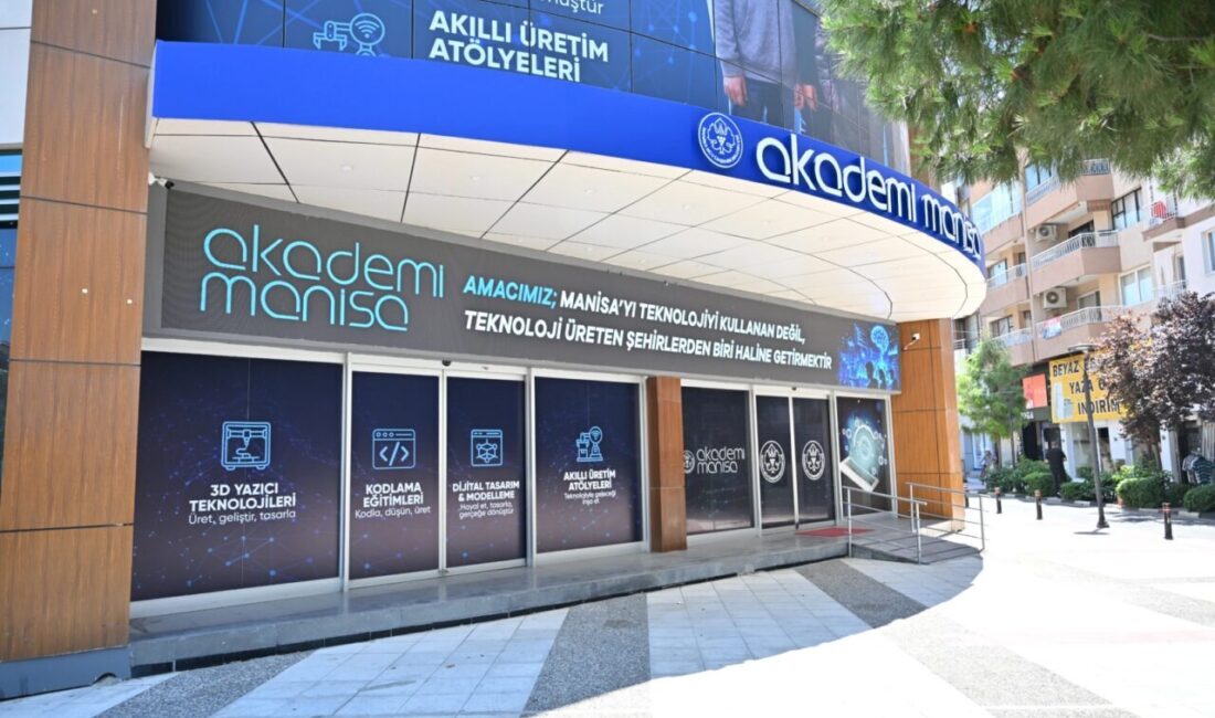 Manisa Büyükşehir Belediyesi tarafından gençlerin teknoloji alanında kendilerini geliştirmeleri amacıyla