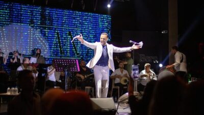 Şarkıları ve sahne enerjisiyle otel misafirlerine unutulmaz bir gece yaşatan