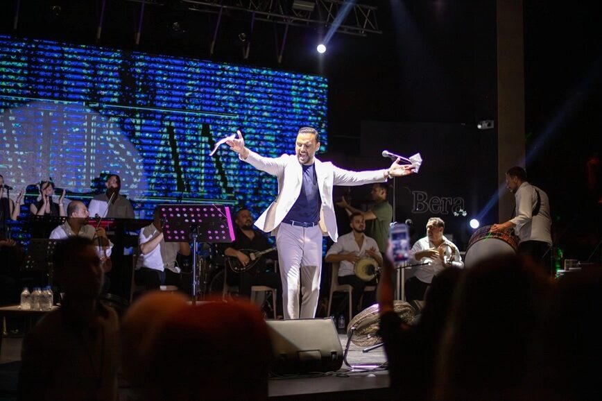 Şarkıları ve sahne enerjisiyle otel misafirlerine unutulmaz bir gece yaşatan