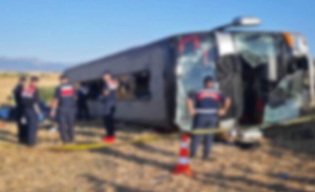 Amasya'nın Gümüşhacıköy-Merzifon kara yolunda meydana gelen trafik kazasında çift katlı