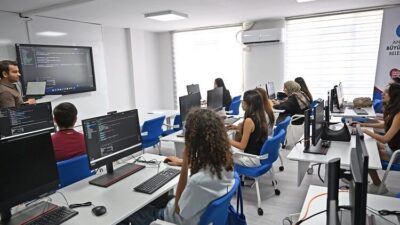Antalya Büyükşehir Belediyesi, gençleri geleceğin mesleklerine hazırlayacak önemli bir eğitim