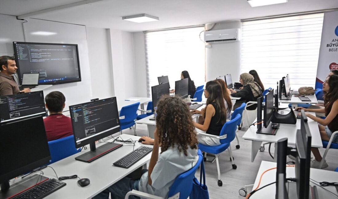 Antalya Büyükşehir Belediyesi, gençleri geleceğin mesleklerine hazırlayacak önemli bir eğitim