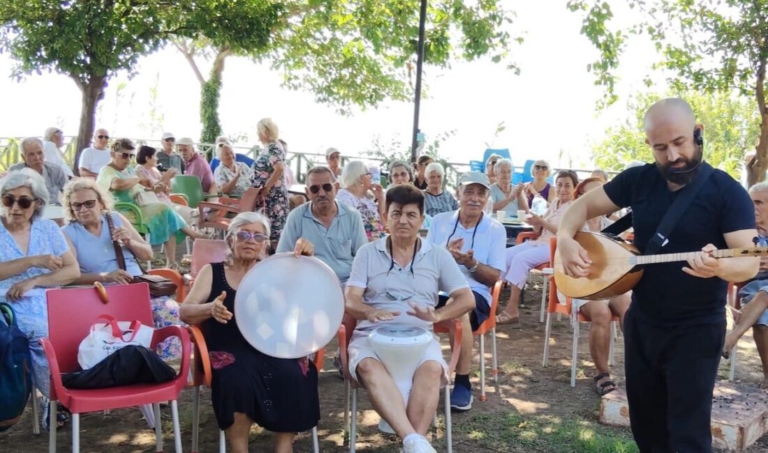 Antalya’da Muratpaşa Belediyesi’nin Falez Yaşlı Evi’nde düzenlediği Türk Halk Müziği