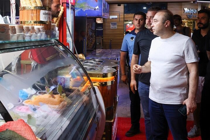 Antalya Büyükşehir Belediyesi Zabıta Dairesi Başkanlığı ekipleri, kent merkezinde yaya