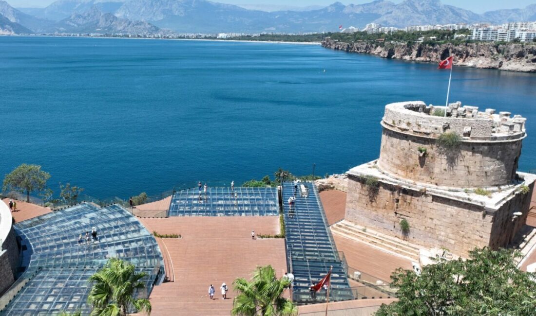 Antalya Büyükşehir Belediyesi, Hıdırlık Kulesi’nin tarihi dokusunu koruyarak, 2 bin