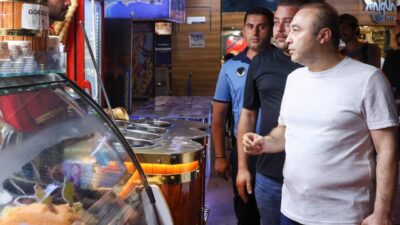 Antalya Büyükşehir Belediyesi Zabıta Dairesi Başkanlığı ekipleri, kent merkezinde yaya