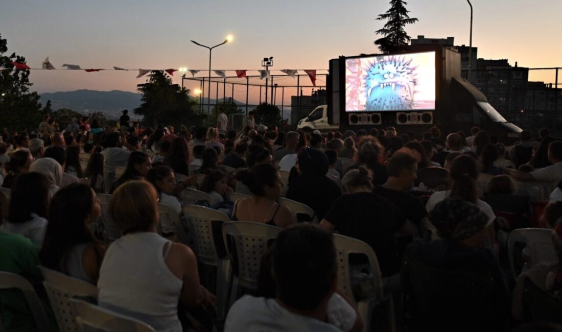 İzmir'in Bornova ilçesinde yaz akşamlarını renklendiren animasyon film gösterimleri başladı.