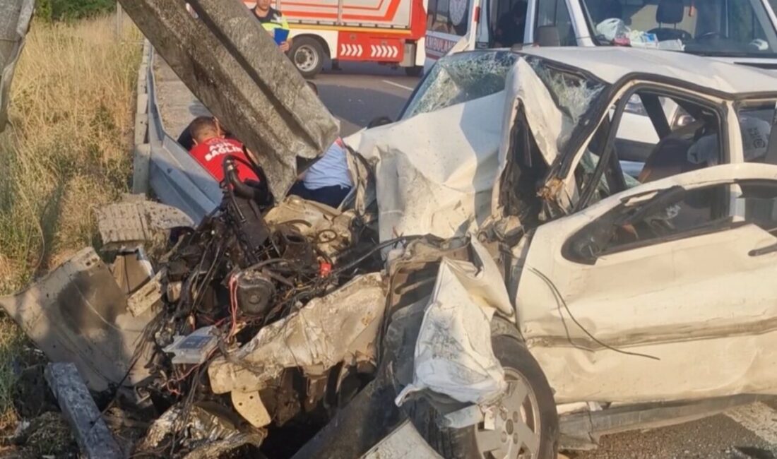 Anadolu Otoyolu Düzce gişeleri mevkiinde kontrolden çıkarak bariyerlere çarpan otomobilde