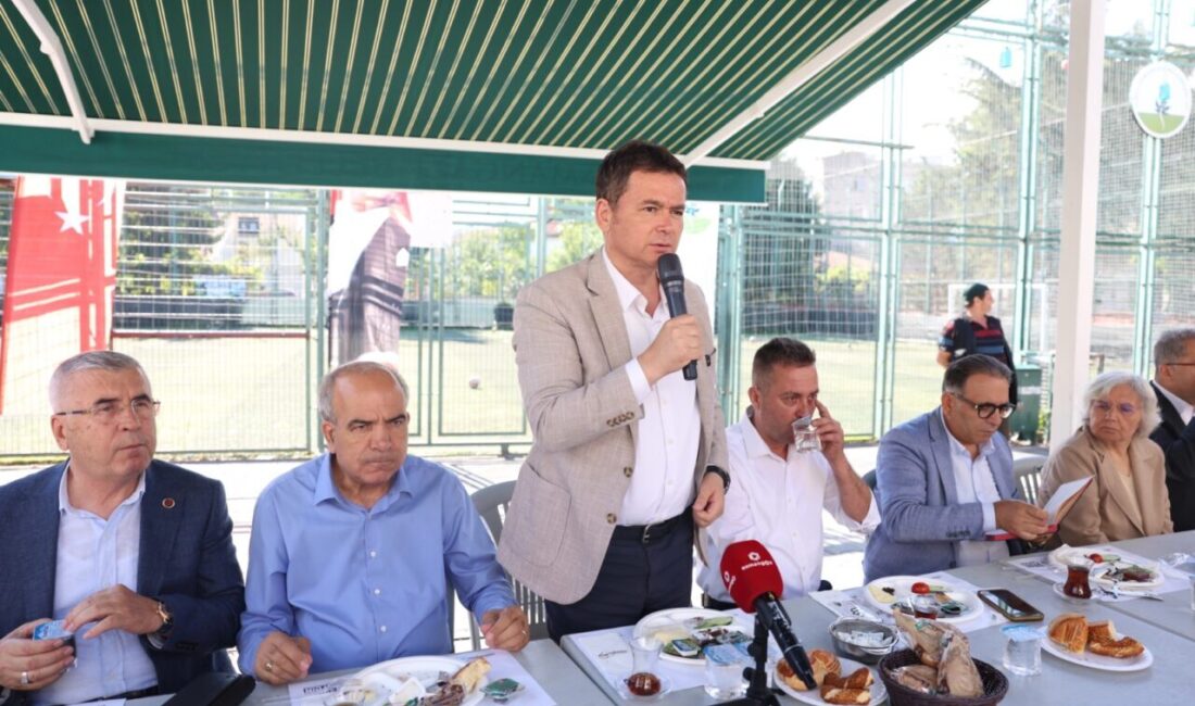 Bursa'da Osmangazi Belediye Başkanı Erkan Aydın, mahalle buluşmaları kapsamında Gülbahçe